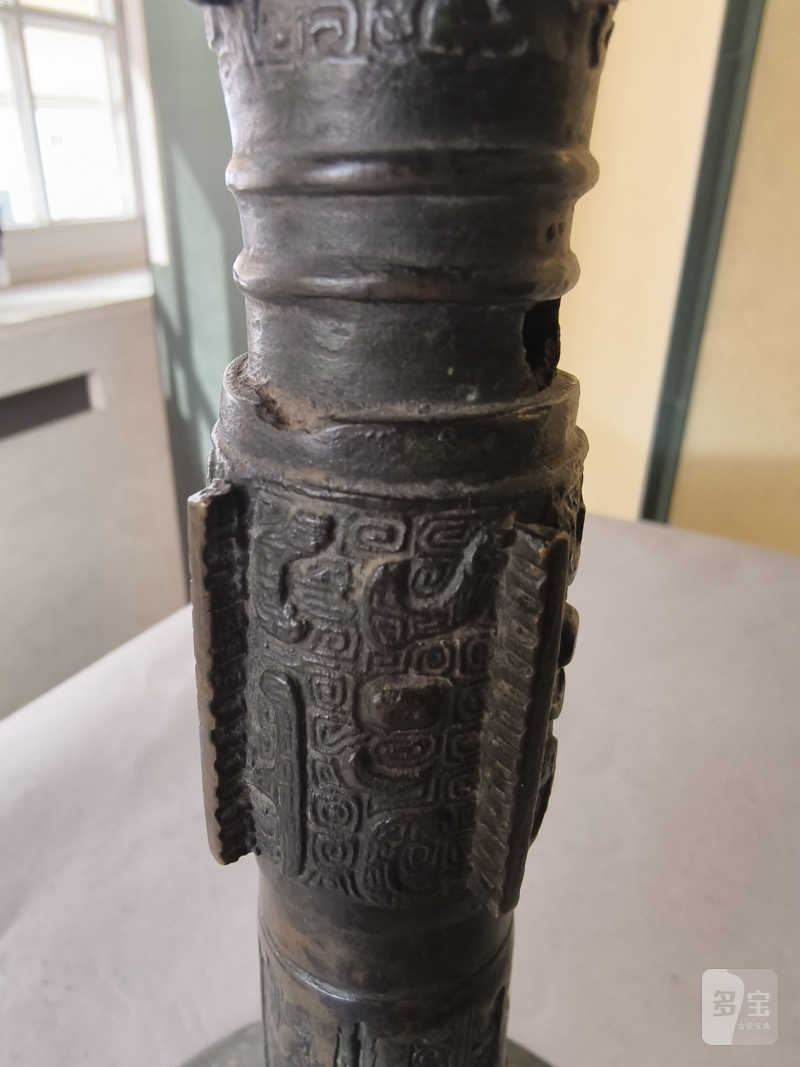 A bronze 'gu' vase with archaistic relief decoration - 图6